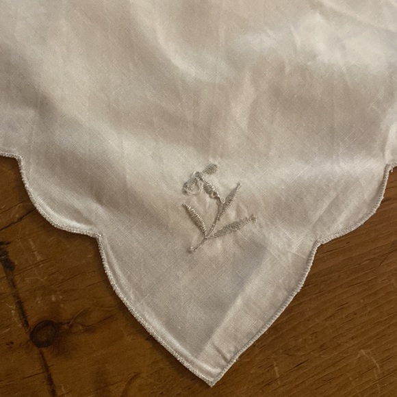 Linen Napkins Stitched Scalloped Edges Set of Eight - Picture 5 of 13